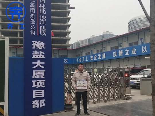 鄭州巖棉板經(jīng)高溫熔融造無(wú)機(jī)纖維制成的